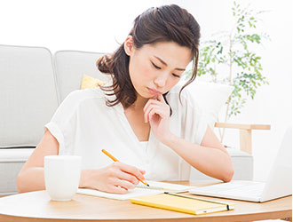 悩む女性