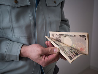 お金を数える悪徳業者