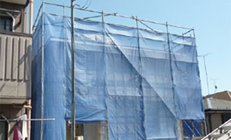 メッシュシートで覆われたお住まい