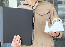 セロファンテープを持つスタッフ